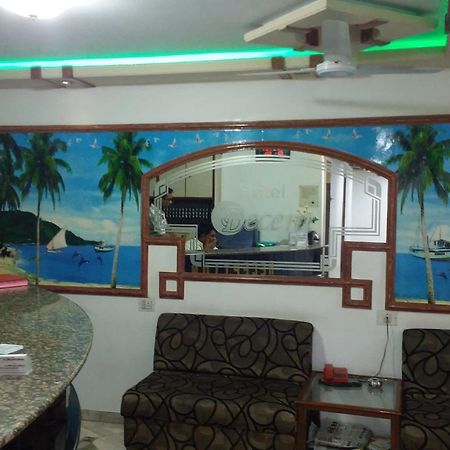Hotel Decent Surat Bagian luar foto