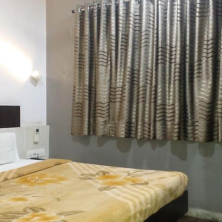 Hotel Decent Surat Bagian luar foto