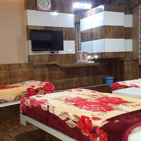 Hotel Decent Surat Bagian luar foto
