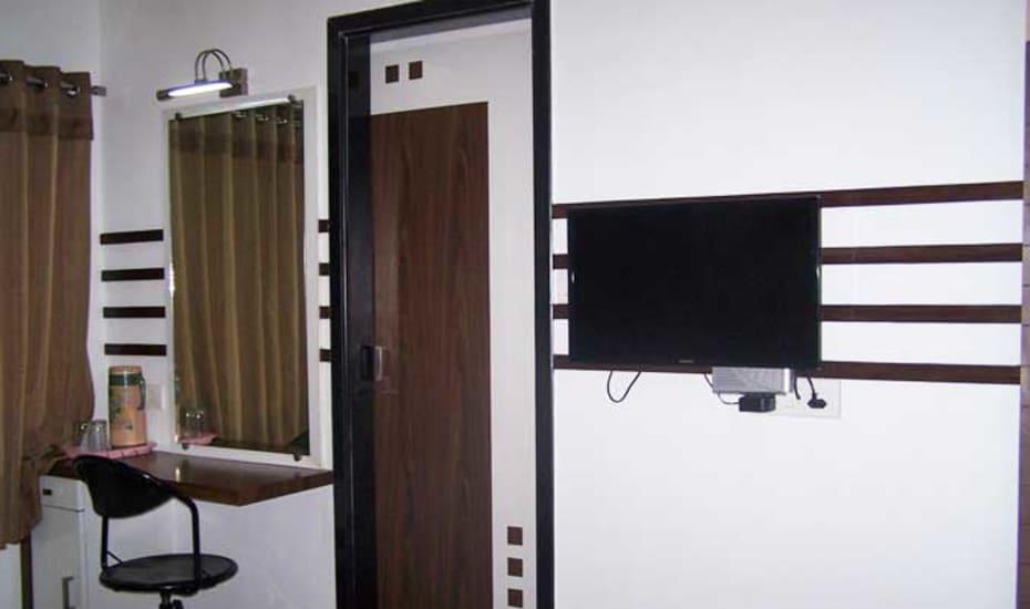Hotel Decent Surat Bagian luar foto