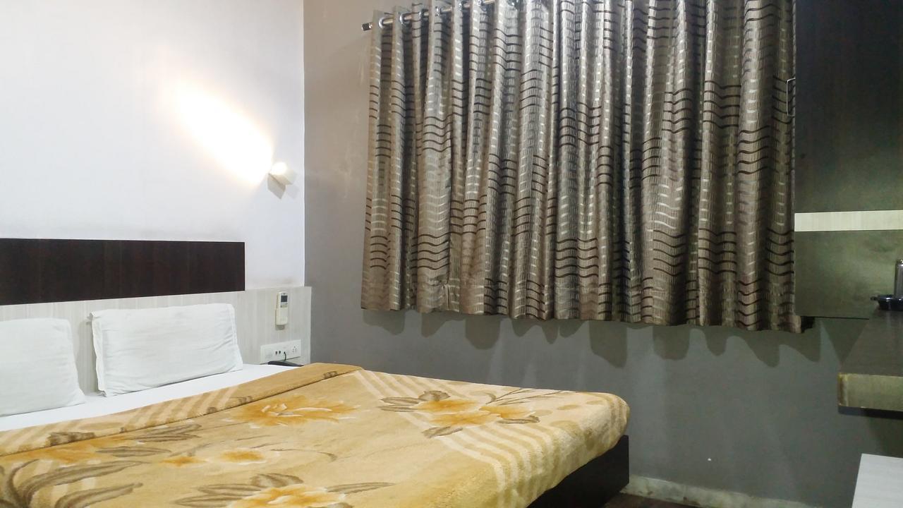 Hotel Decent Surat Bagian luar foto