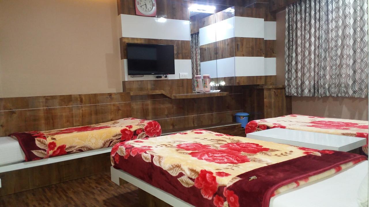 Hotel Decent Surat Bagian luar foto