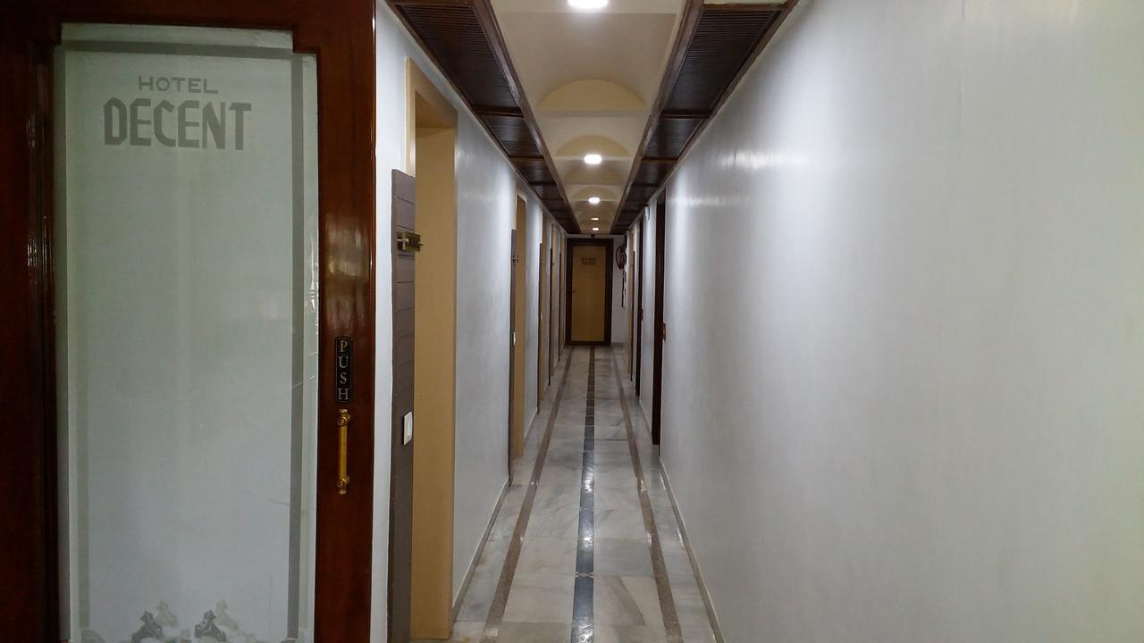 Hotel Decent Surat Bagian luar foto