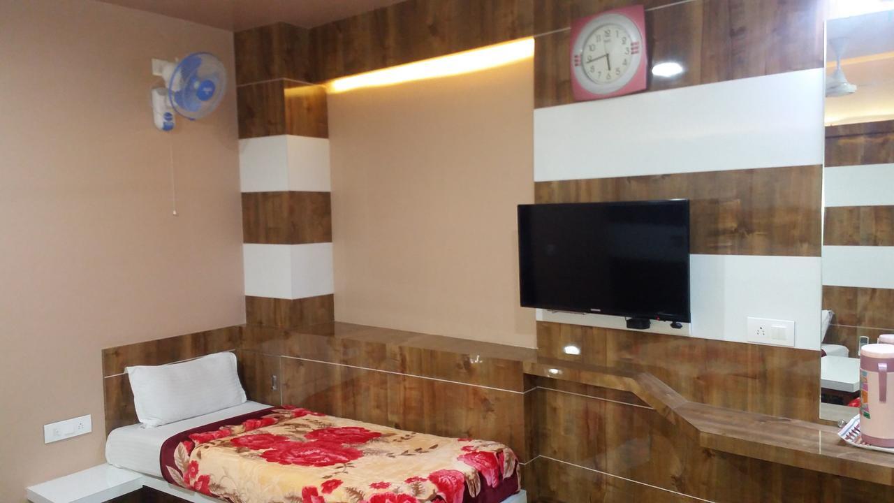 Hotel Decent Surat Bagian luar foto
