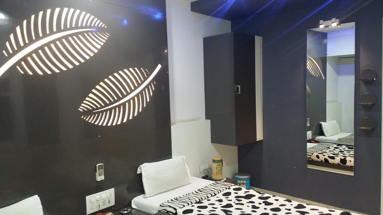 Hotel Decent Surat Bagian luar foto