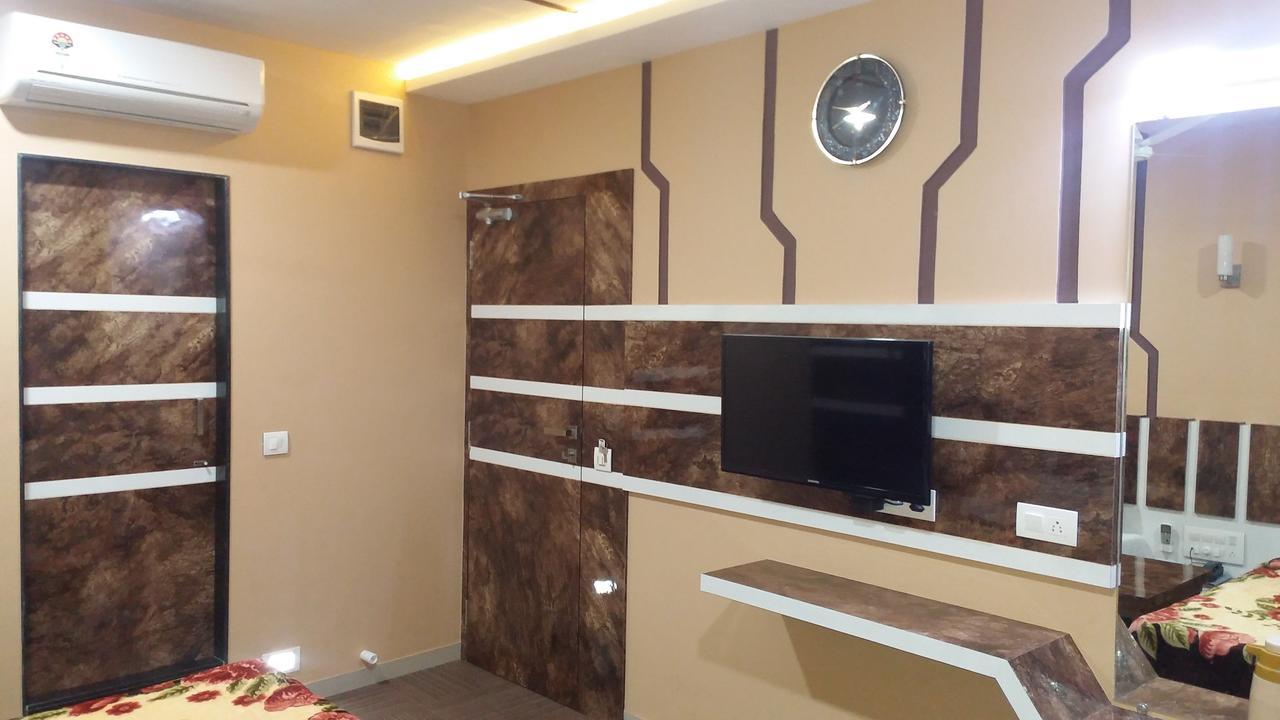 Hotel Decent Surat Bagian luar foto